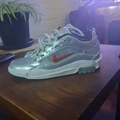 Zapatilla deportiva plateada - miniatura 1