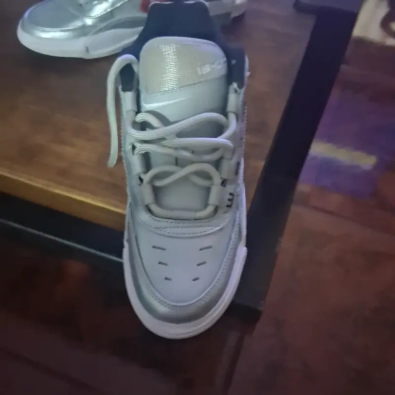 Zapatilla deportiva plateada - 2