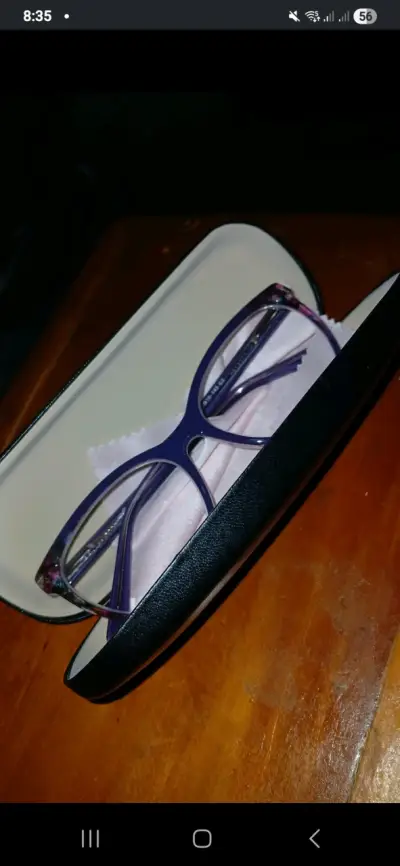 Gafas ópticas moradas con estuche - miniatura 1