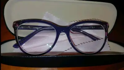 Gafas ópticas moradas con estuche - miniatura 2