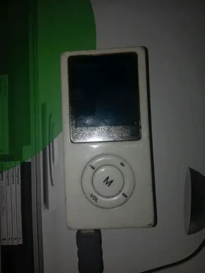 Reproductor MP3 blanco clásico - miniatura 1