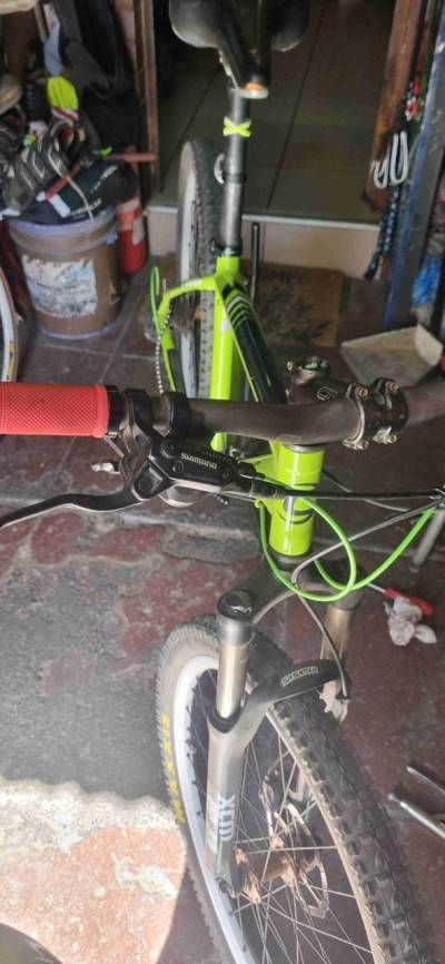 Bicicleta deportiva Cannondale verde aro 26 - miniatura 3