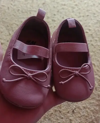 Zapatos rosados para bebé - miniatura 1