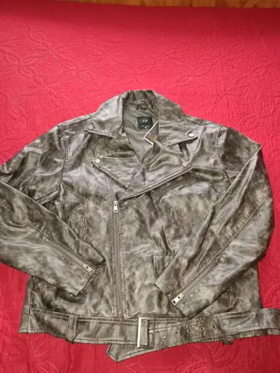 Chaqueta de cuero estilo motero - miniatura 1