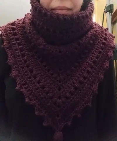 Mini poncho con cuello burdeo tejido a crochet - miniatura 1