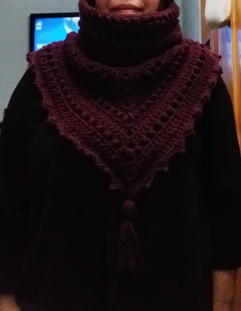 Mini poncho con cuello burdeo tejido a crochet - 4