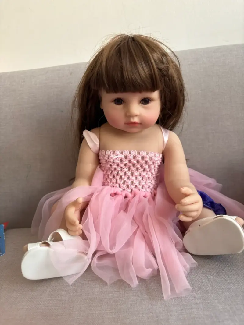 Muñeca de colección vestida rosa