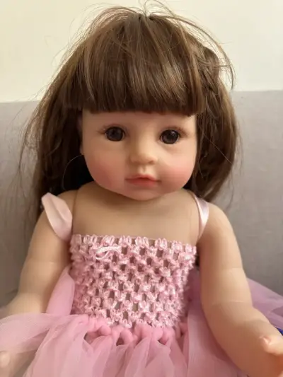 Muñeca de colección vestida rosa - miniatura 2