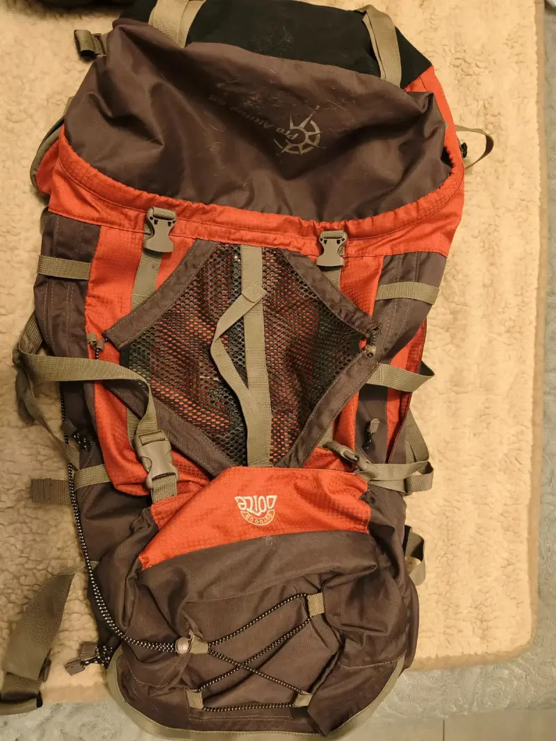 Mochila de trekking rojo y marrón - 1