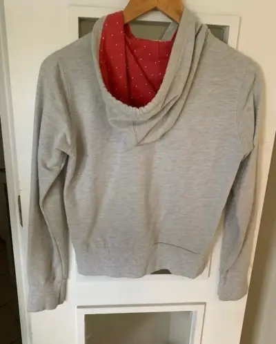 Polerón gris con capucha talla m - miniatura 2