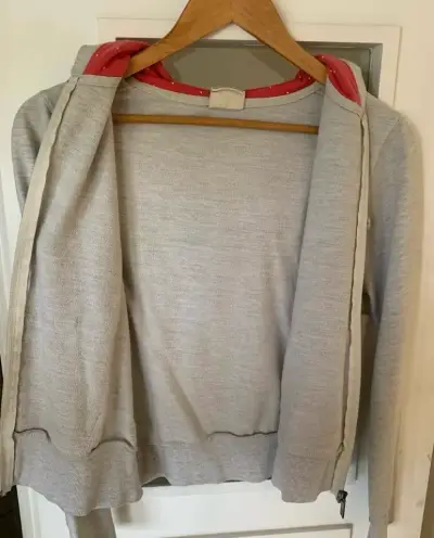 Polerón gris con capucha talla m - miniatura 3