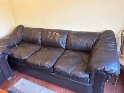 Sofá de cuero negro usado - miniatura 1