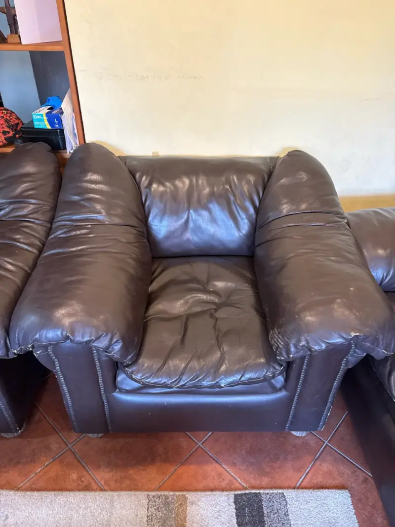 Sofá de cuero negro usado - 2