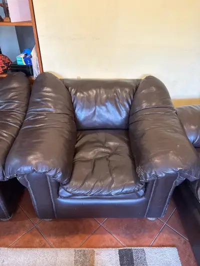 Sofá de cuero negro usado - miniatura 2