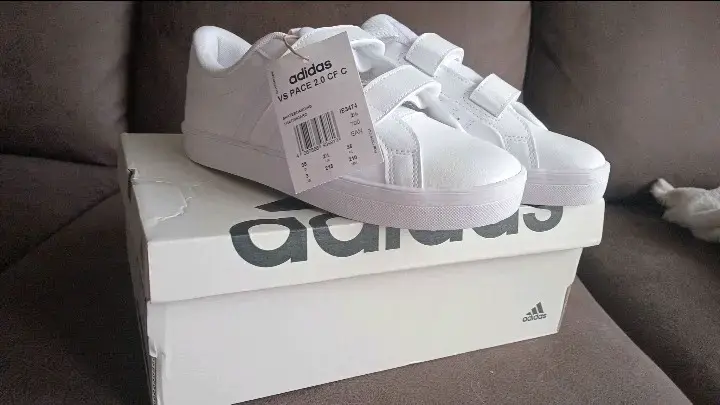 Zapatillas blancas Adidas con etiqueta - 1