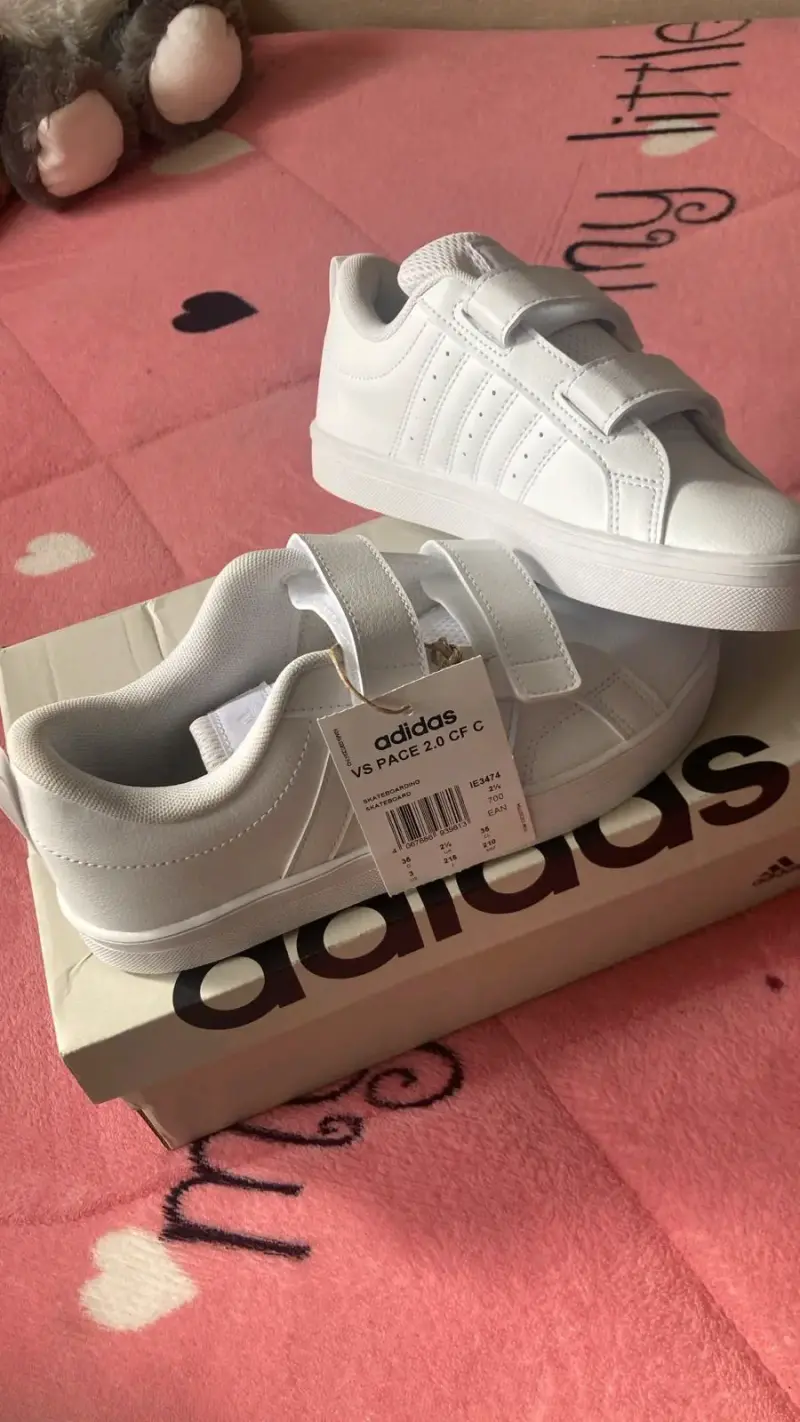 Zapatillas blancas Adidas con etiqueta - 2