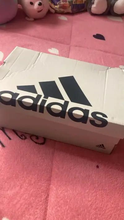 Zapatillas blancas Adidas con etiqueta - miniatura 3