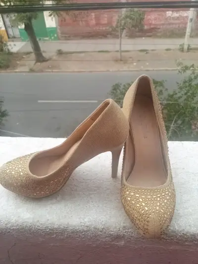 Tacones dorados brillantes - miniatura 1
