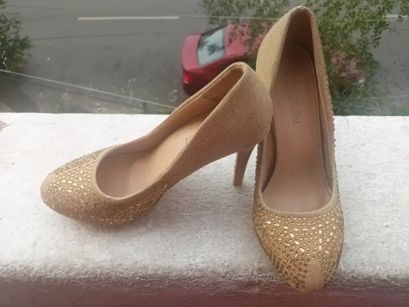 Tacones dorados brillantes - 2