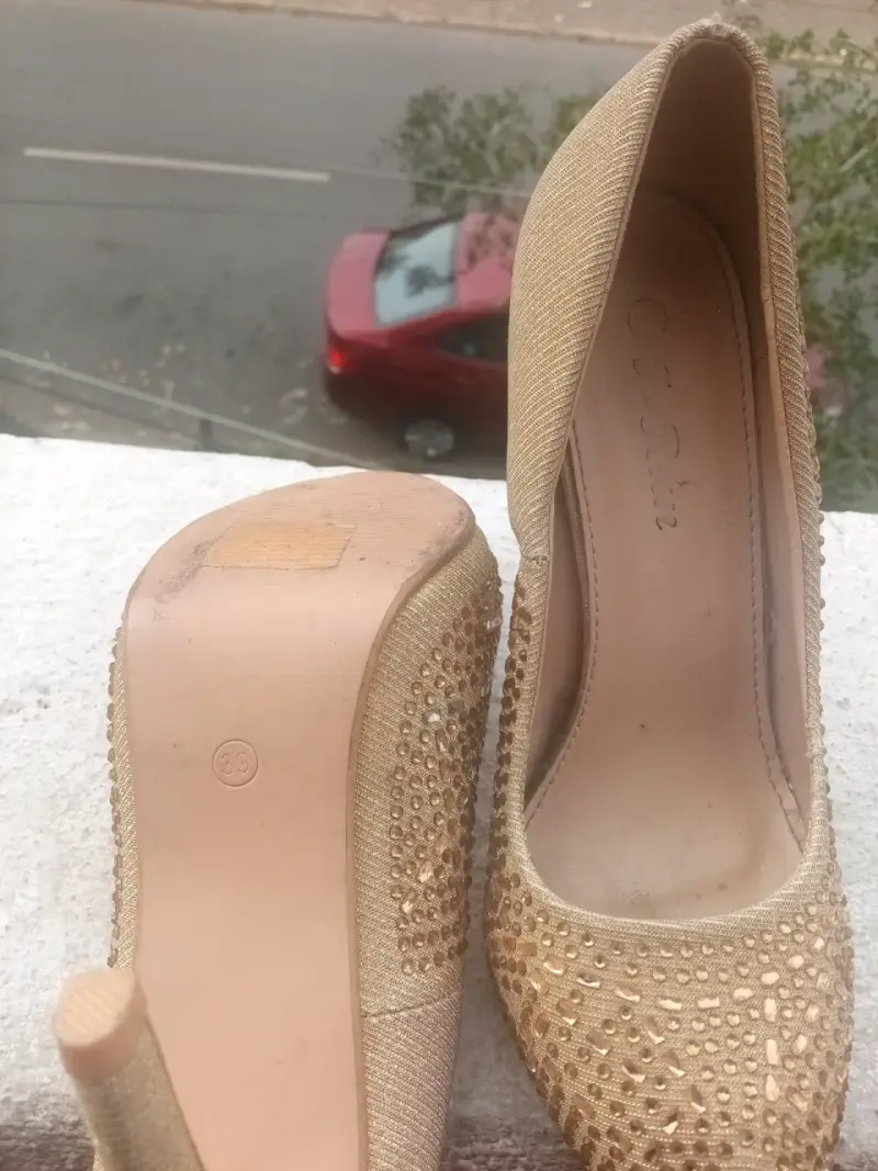 Tacones dorados brillantes - 3