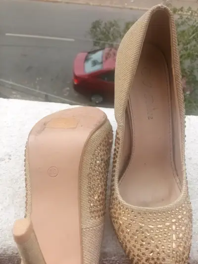 Tacones dorados brillantes - miniatura 3
