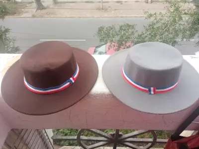 Sombreros chilenos con cinta tricolor - miniatura 1