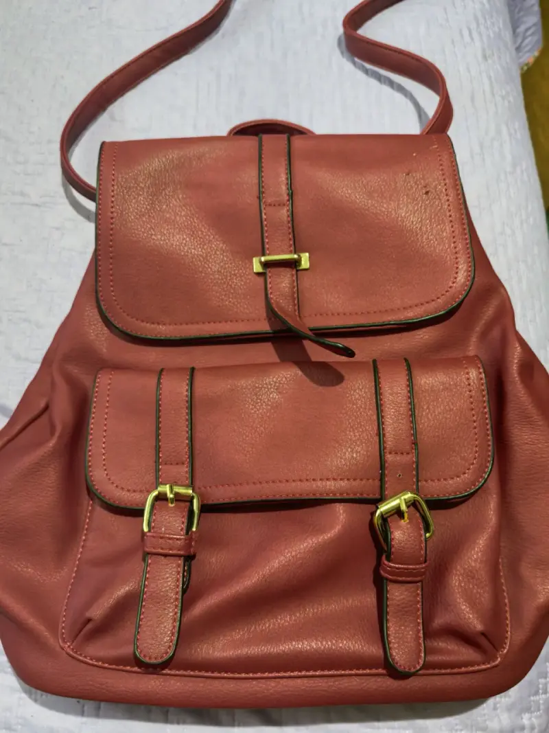 Mochila roja con hebillas doradas - 1