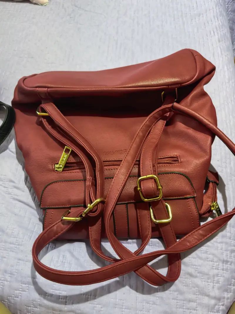 Mochila roja con hebillas doradas - 2