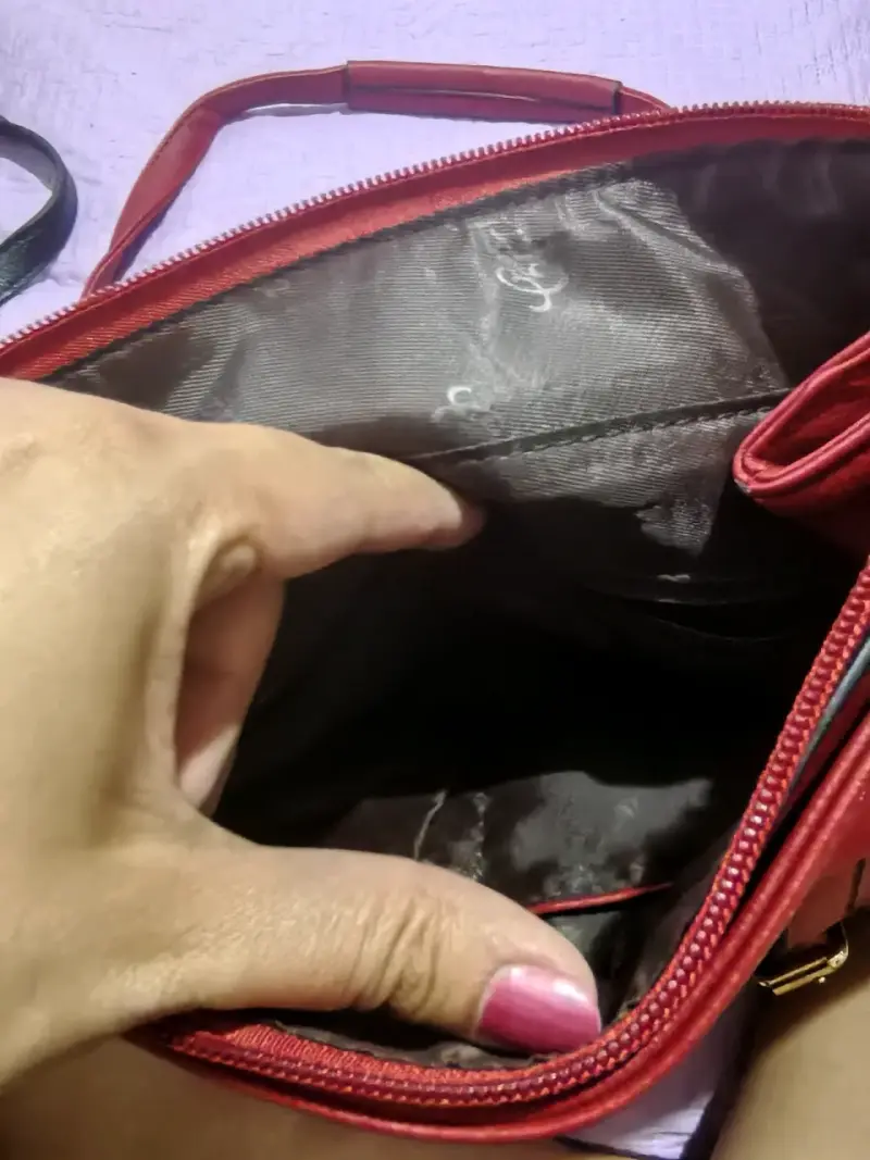 Mochila roja con hebillas doradas - 3