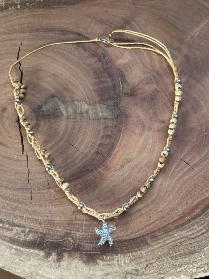 Collar de macramé con dije de estrella - 1
