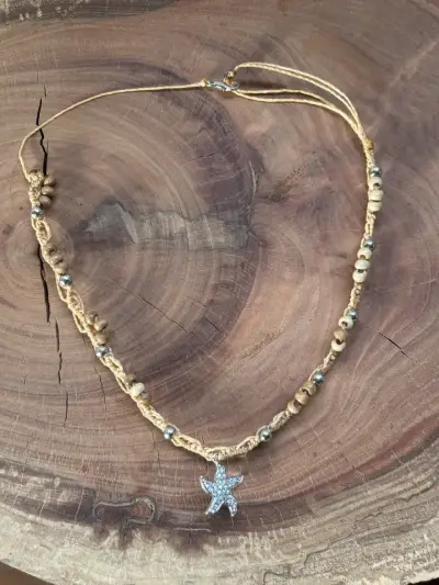 Collar de macramé con dije de estrella - miniatura 1