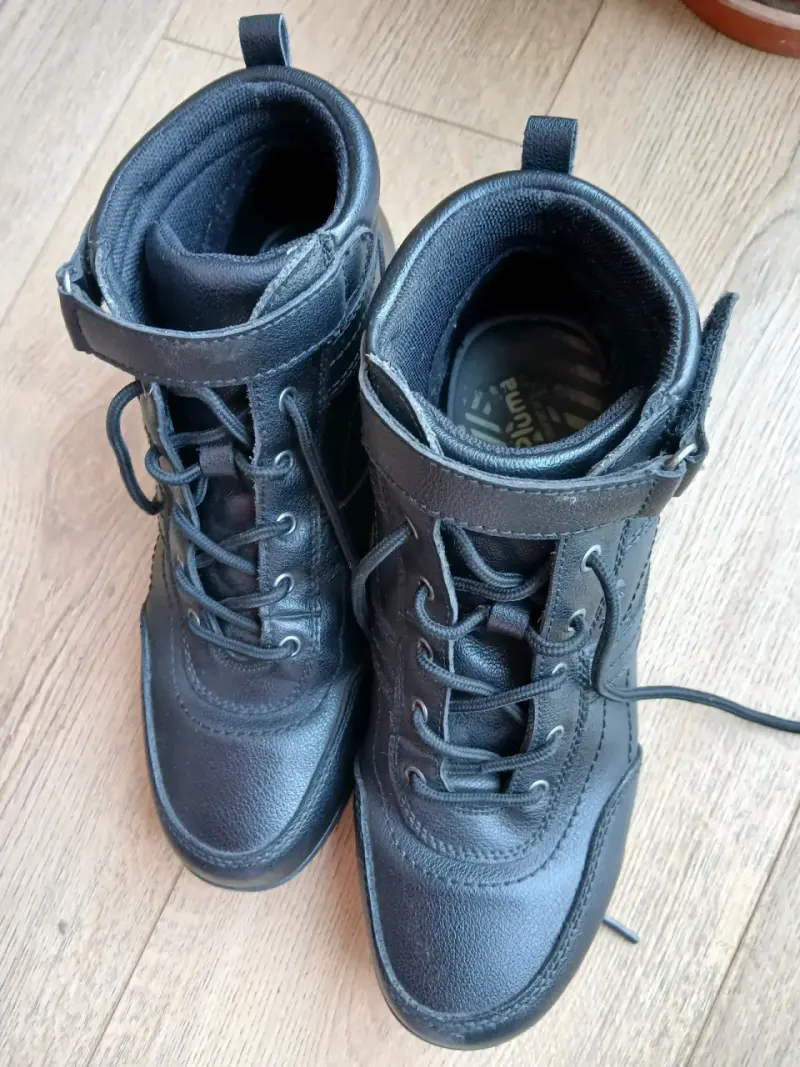 Botas negras de cuero - 1
