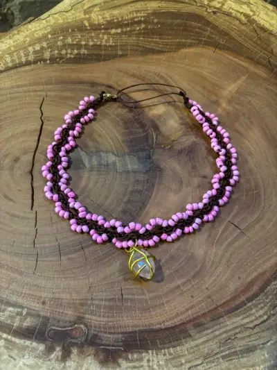 Collar artesanal con cuentas rosadas - miniatura 1