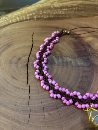 Collar artesanal con cuentas rosadas - miniatura 2
