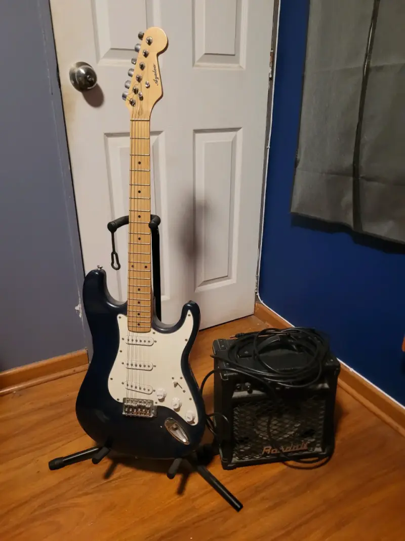 Guitarra eléctrica azul con amplificador - 1