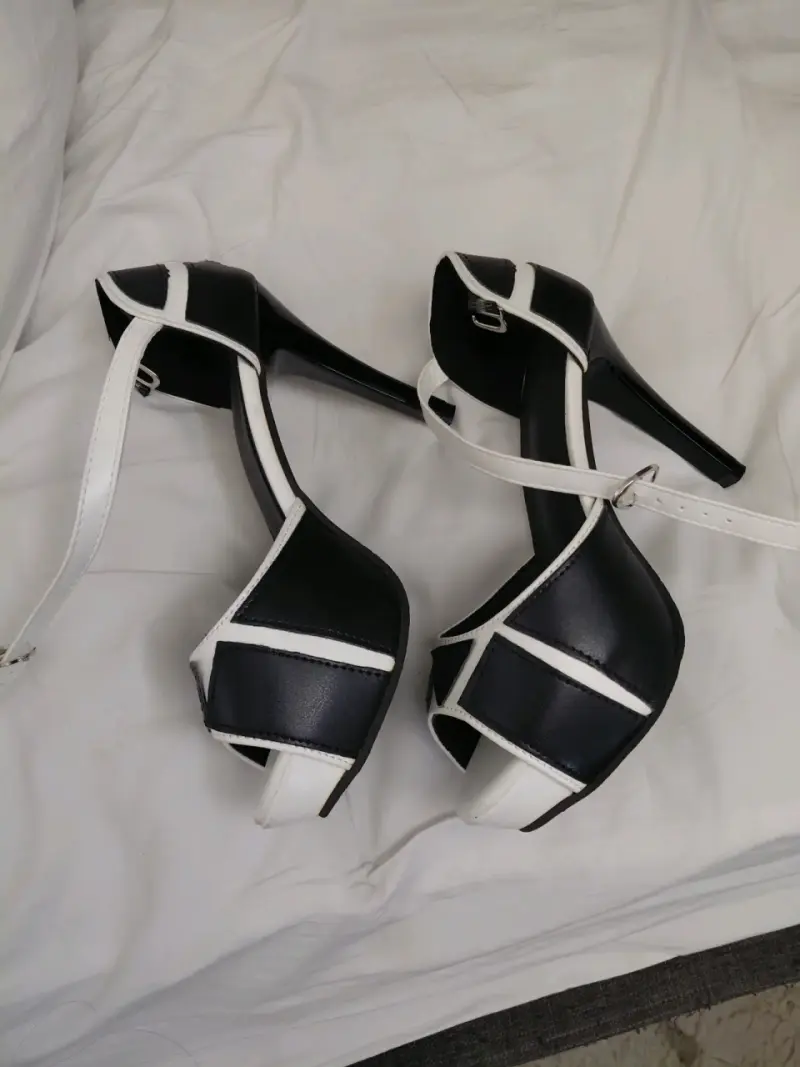 Tacones negros y blancos elegantes - 1