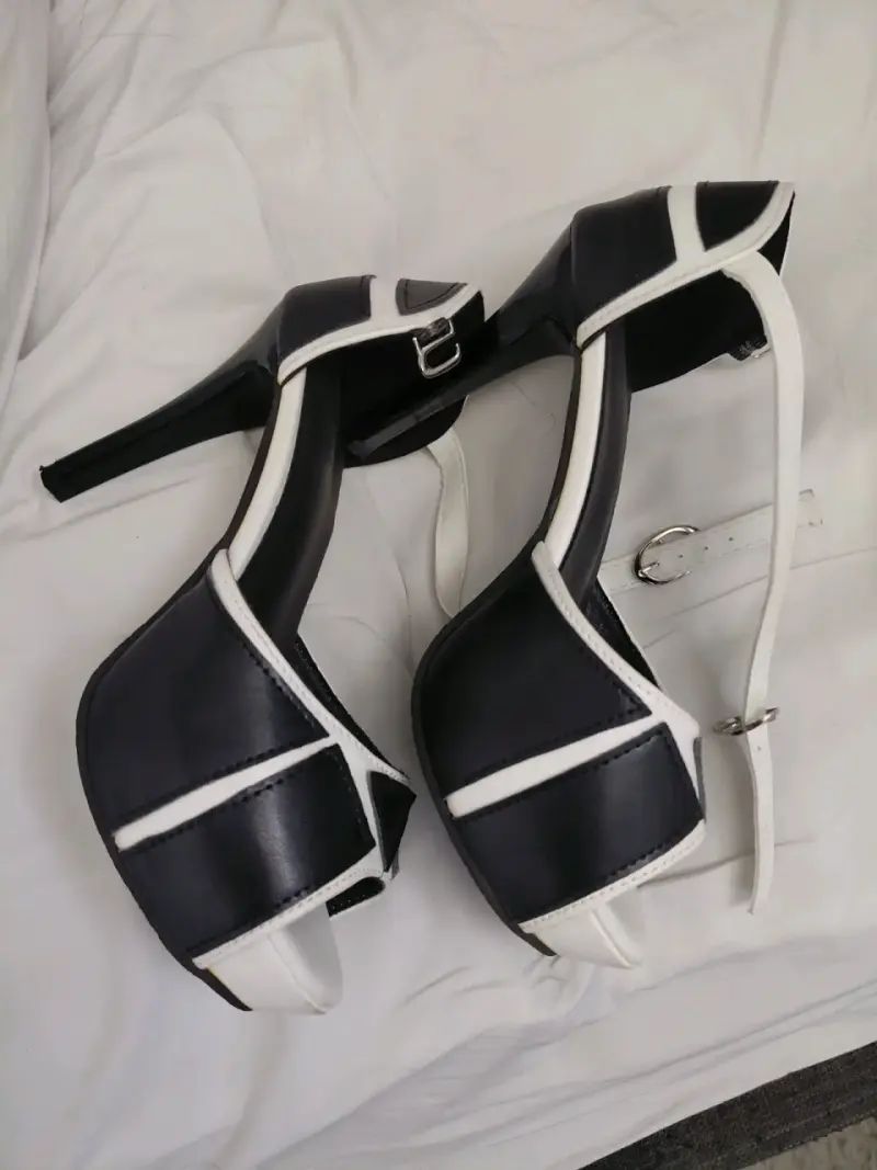 Tacones negros y blancos elegantes - 2