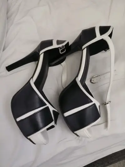 Tacones negros y blancos elegantes - miniatura 2
