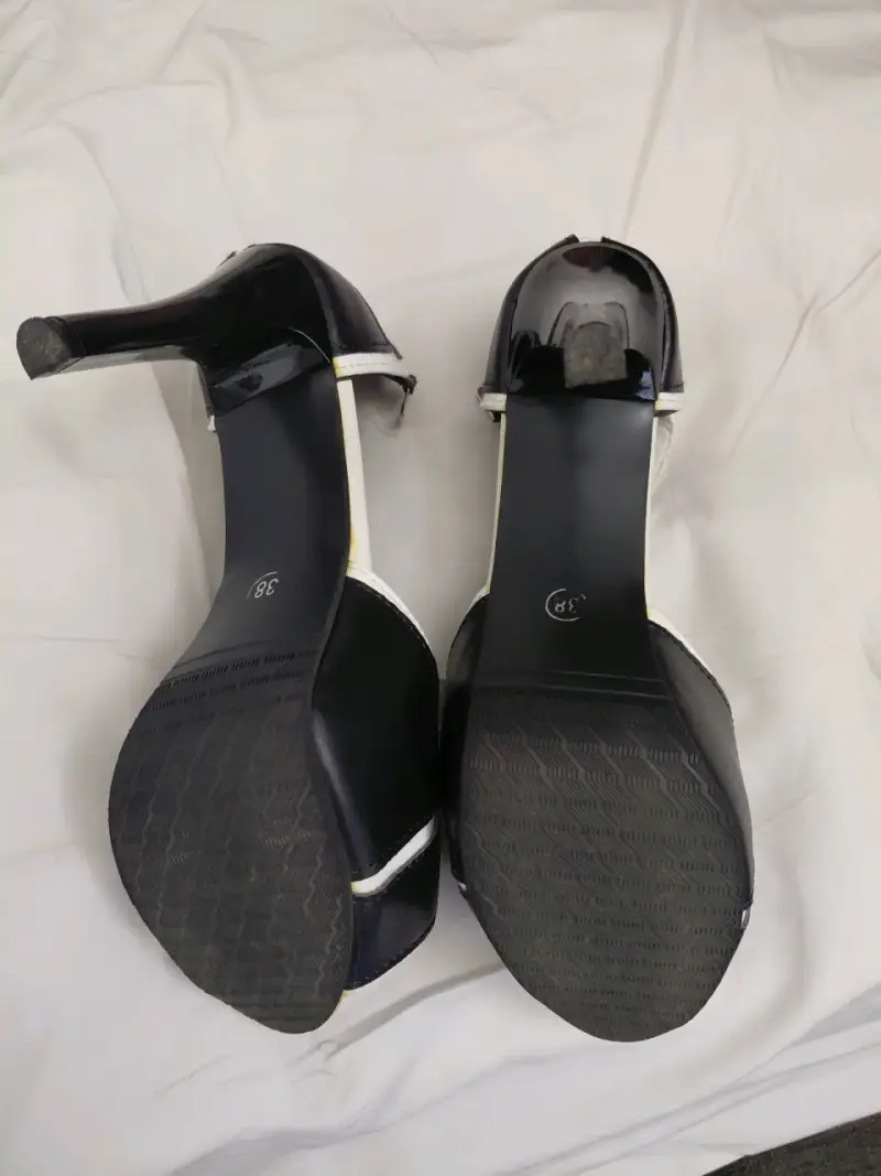 Tacones negros y blancos elegantes - 3