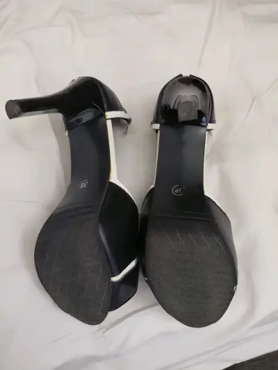 Tacones negros y blancos elegantes - miniatura 3