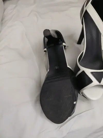 Tacones negros y blancos elegantes - miniatura 4