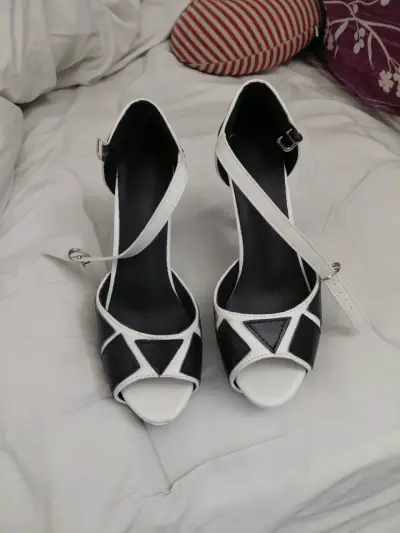 Tacones negros y blancos elegantes - miniatura 5