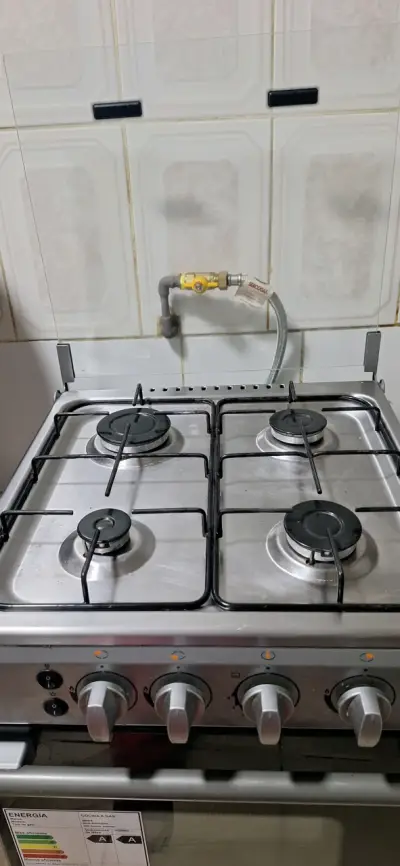 Cocina a gas de cuatro quemadores - miniatura 1