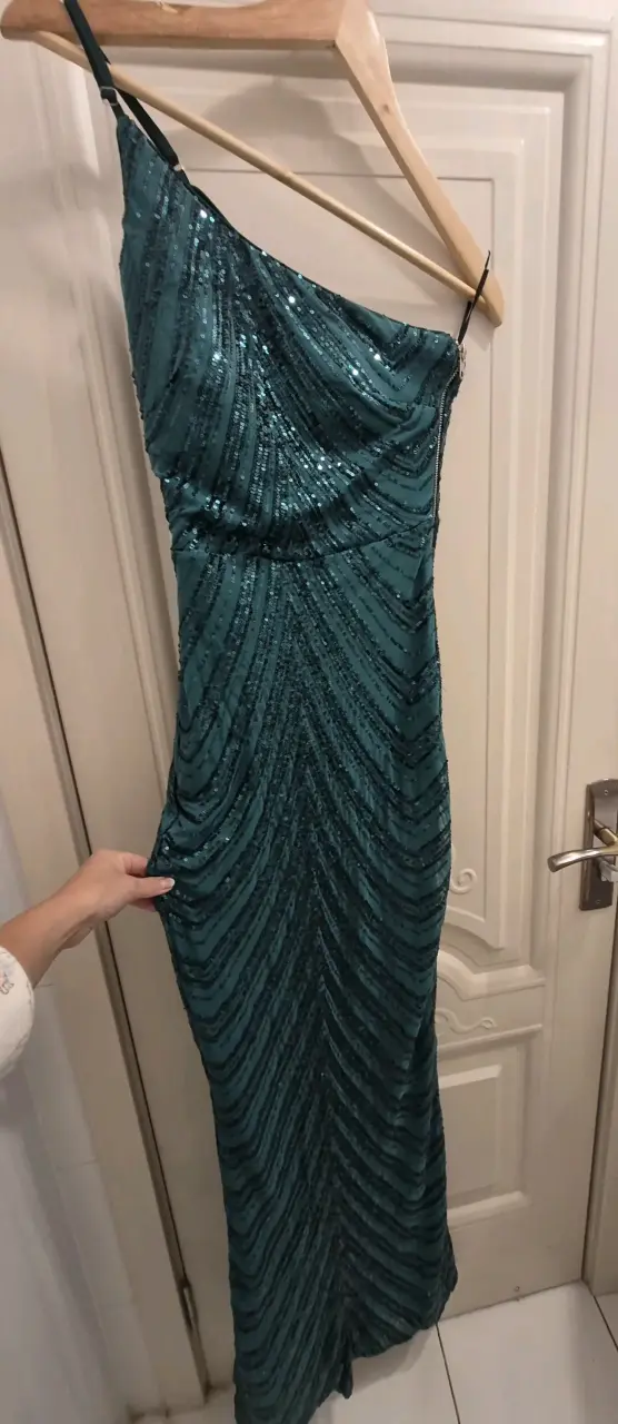 Vestido largo verde con lentejuelas