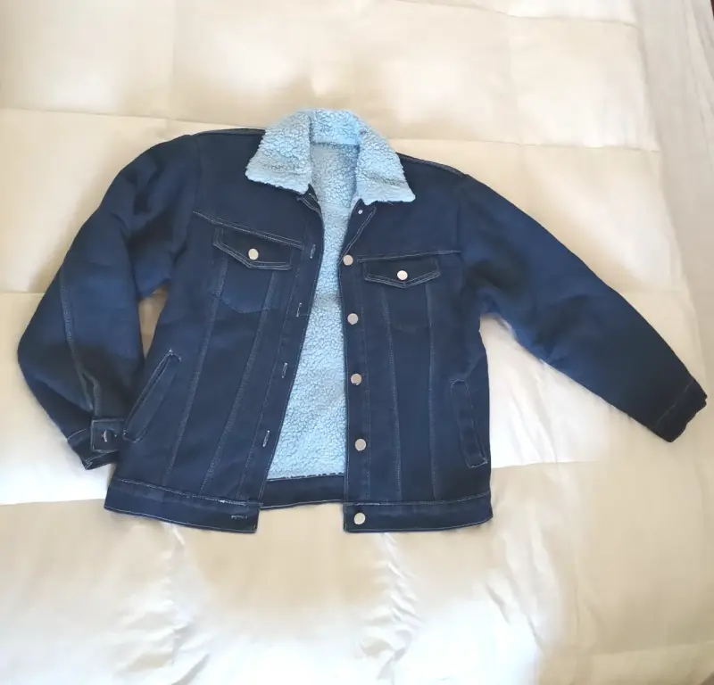 Chaqueta de mezclilla azul con chiporro celeste - 1