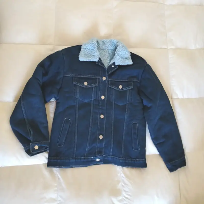 Chaqueta de mezclilla azul con chiporro celeste - 2