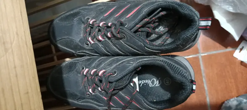 Zapatillas deportivas negras y rojas