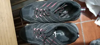 Zapatillas deportivas negras y rojas - miniatura 1