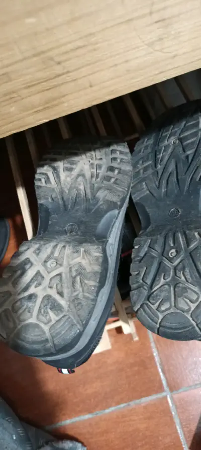 Zapatillas deportivas negras y rojas - miniatura 2
