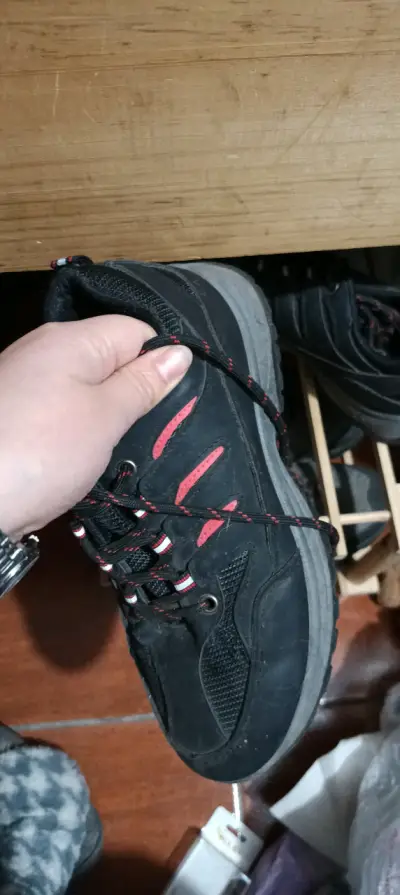 Zapatillas deportivas negras y rojas - miniatura 3
